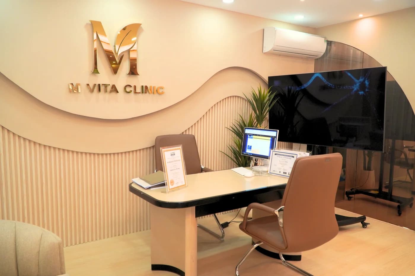 Bàn tư vấn và ghế tiếp khách tại phòng khám MVita